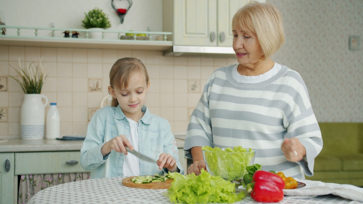Adult pregătind o salată echilibrată
